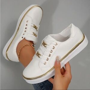 🥳 NEW WHITE SNEAKERS W/GOLD SIZE 8.5